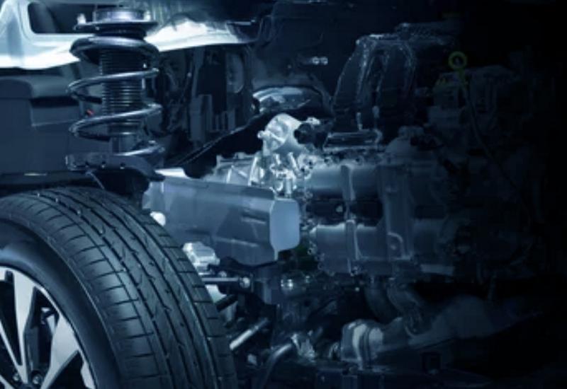 Detailaufnahme von Rad und Motorraum eines Fahrzeugs